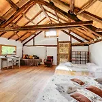 Natural Riverside Retreat In 펜션