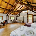 펜션 Natural Riverside Retreat In