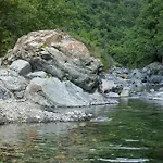 펜션 Natural Riverside Retreat In *
