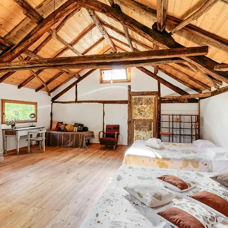 Natural Riverside Retreat In Dom wakacyjny