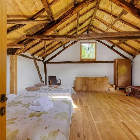 Natural Riverside Retreat In Holiday home *