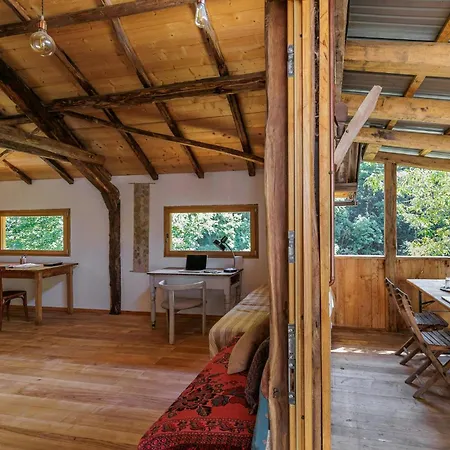 Natural Riverside Retreat In Dom wakacyjny