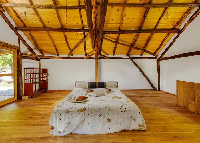 Natural Riverside Retreat In 別荘