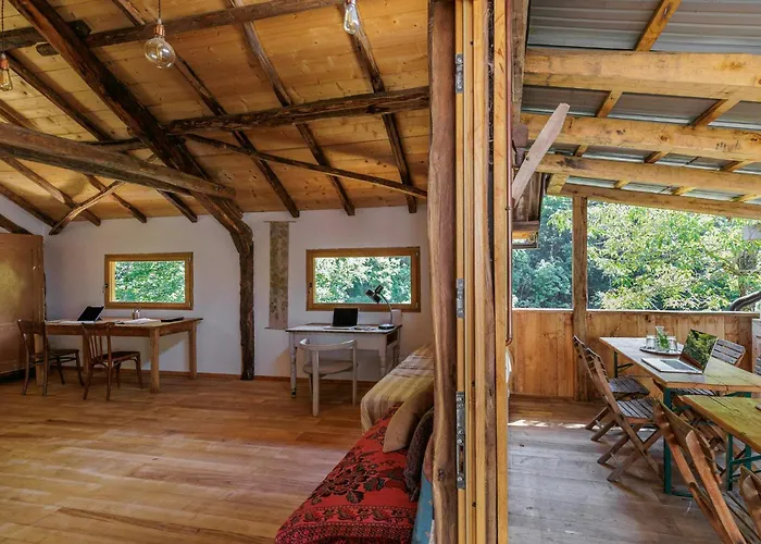 Natural Riverside Retreat In 別荘